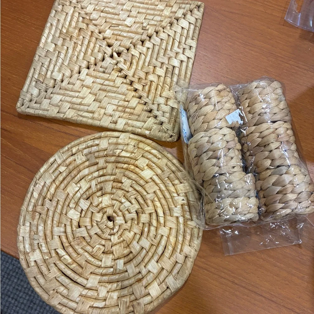 All Woven Straw Trivets+ 6 Napkin Rings+4 Napkins NIB rings  Napkins and Trivets
